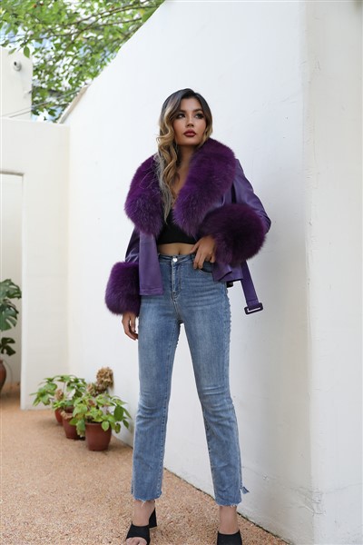 Cappotto in pelle nera con pelliccia bianca